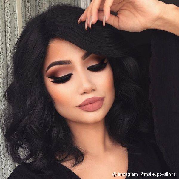 A sombra marrom ajuda a valorizar ainda mais o delineado asa de anjo na maquiagem de festa (Foto: Instagram @makeupbyalinna)
